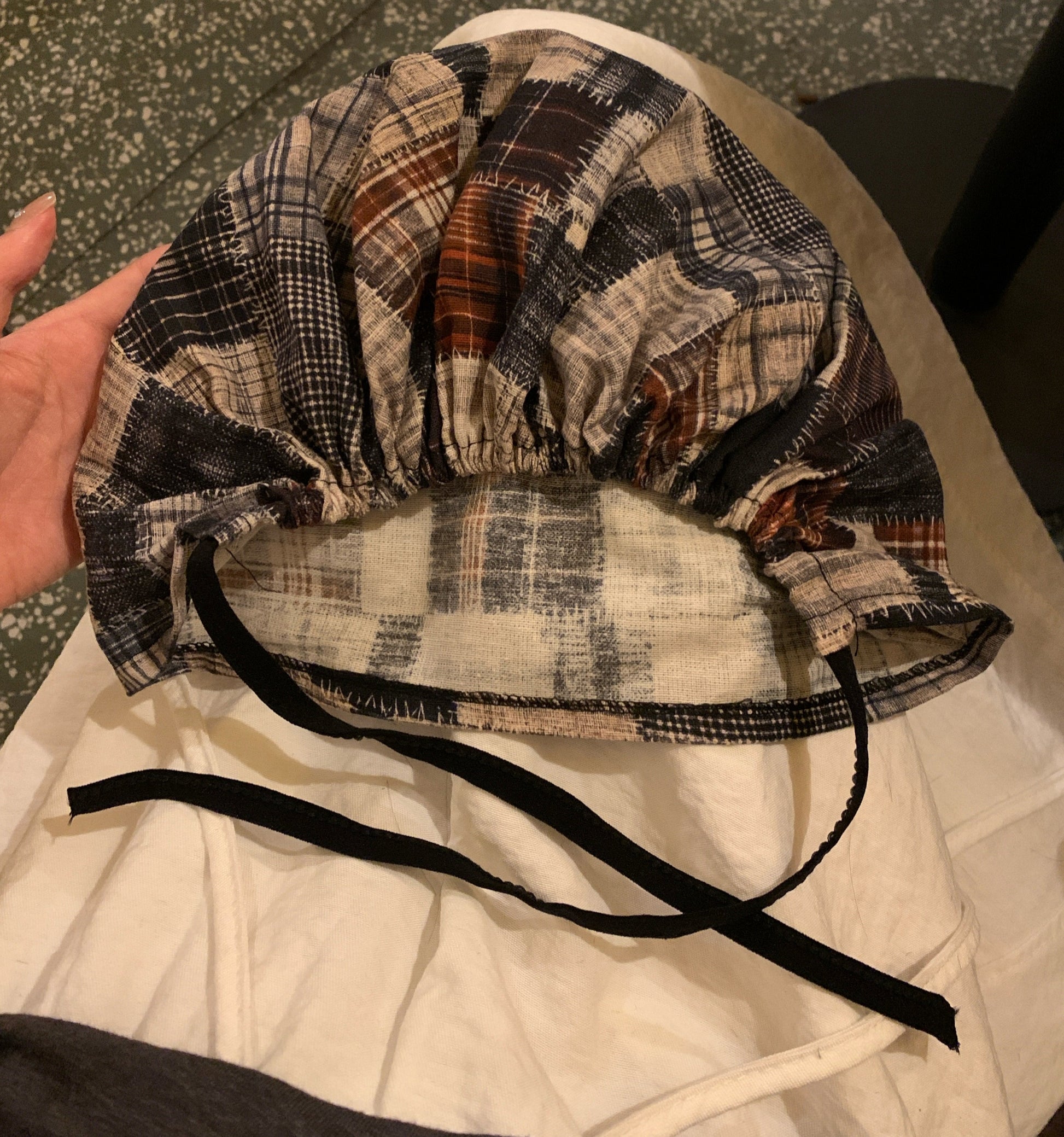 复古格纹拼布抽绳包头帽